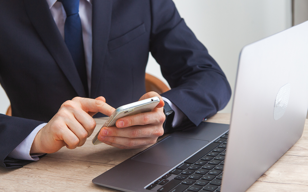 写真：スマホとパソコン