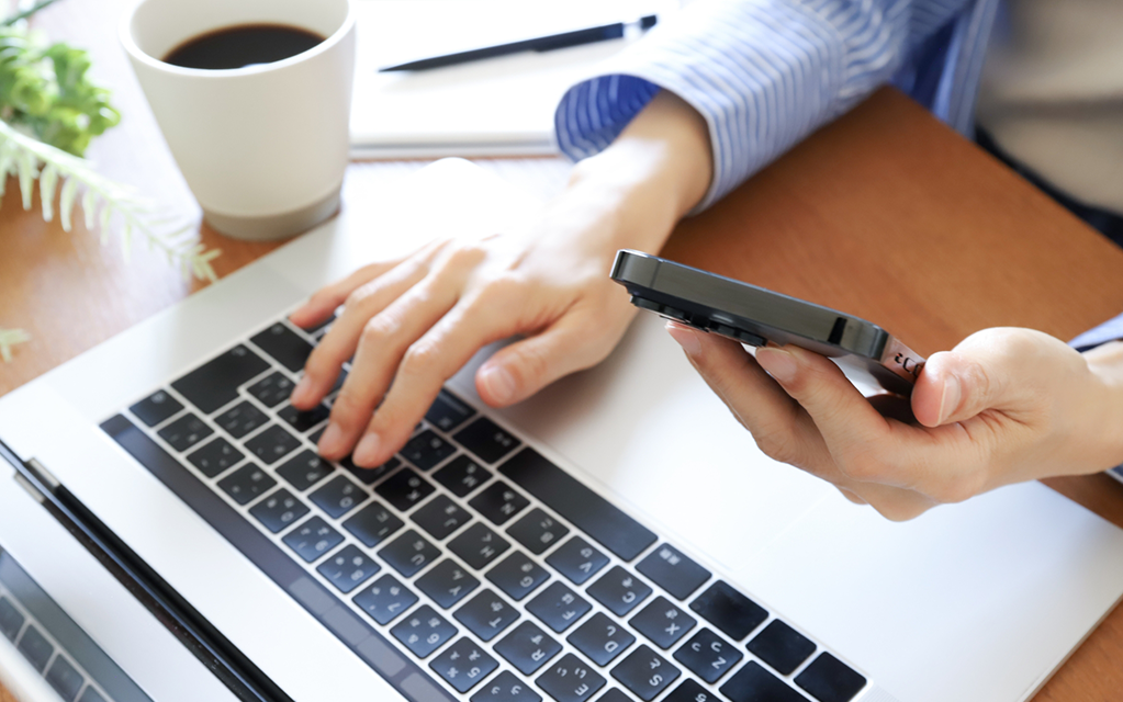 写真：スマホとパソコン